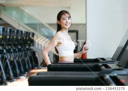 年輕女子在健身房訓練 136453170