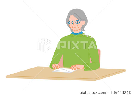 一位老婦人正在辦公桌上檢查信封的插圖 136453248