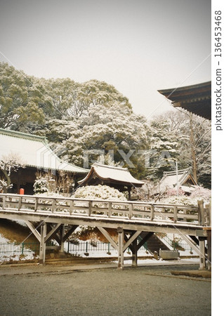 A Japanese garden enveloped in silence in winter. Historic buildings covered in snow. A Japanese garden enveloped in silence in winter. Historic buildings covered in snow. 136453468