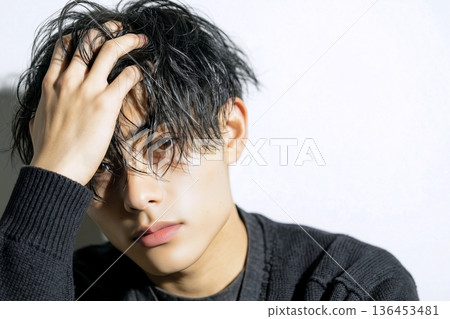 英俊的黑髮男子 136453481