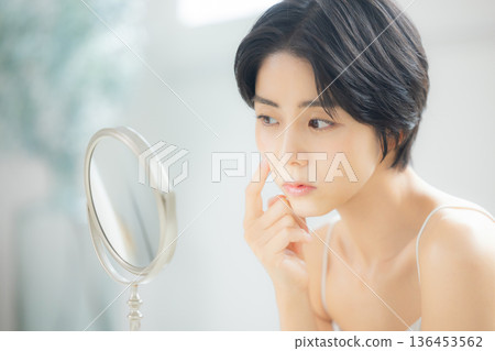 年輕女性的皮膚護理 136453562