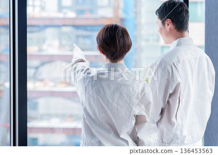 工人們正在查看建築工地 工人們正在查看建築工地 136453563