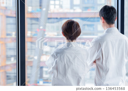 工人們正在查看建築工地 136453568