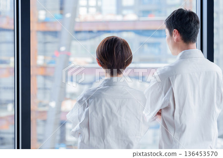 工人們正在查看建築工地 工人們正在查看建築工地 136453570