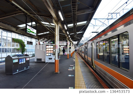 Platform at Atami Station on the Tokaido Main Line and a train bound for Hamamatsu 136453573