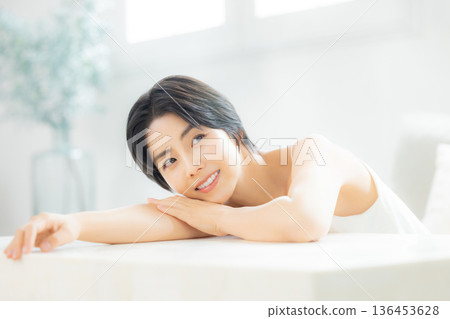 年輕女性的皮膚護理 年輕女性的皮膚護理 136453628