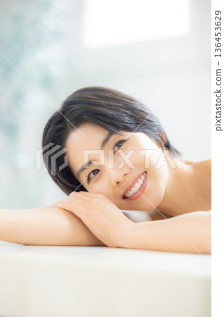 年輕女性的皮膚護理 136453629