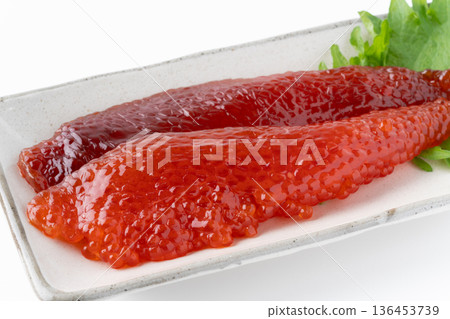 盤子裡的紅鮭魚卵（紅鮭魚卵）特寫 136453739