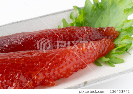 盤子裡的紅鮭魚卵（紅鮭魚卵）特寫 136453741