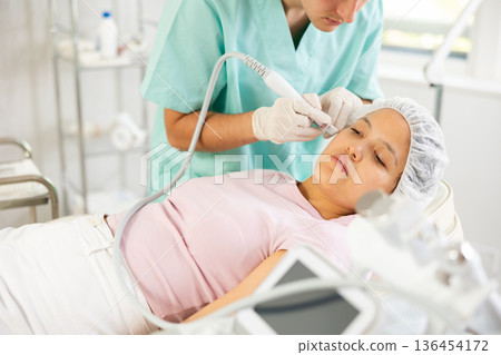 doctor confidently utilizes hydrogen oxygen cleaning 136454172