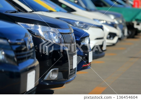 停車場內排隊等候的汽車圖片 136454604