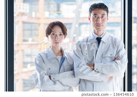 一位工人的肖像，雙手交叉抱在胸前。 136454610