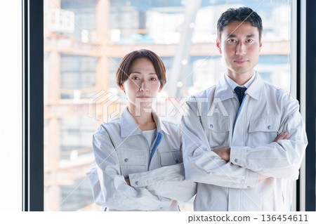 一位工人的肖像，雙手交叉抱在胸前。 136454611