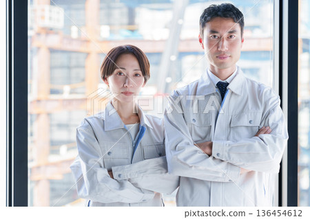 一位工人的肖像,雙手交叉抱在胸前。 一位工人的肖像,雙手交叉抱在胸前。 136454612