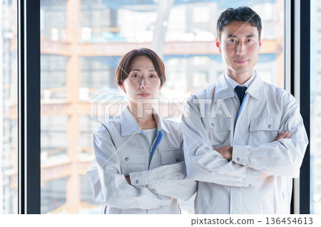 一位工人的肖像,雙手交叉抱在胸前。 一位工人的肖像,雙手交叉抱在胸前。 136454613