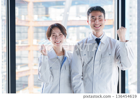 一名工人做膽量姿勢的肖像 一名工人做膽量姿勢的肖像 136454619