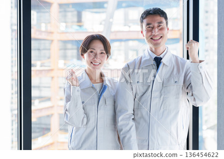 一名工人做膽量姿勢的肖像 一名工人做膽量姿勢的肖像 136454622