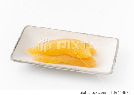 白色背景上的盤子裡盛著調味鯡魚籽 136454624