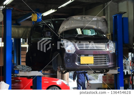 維修中的汽車圖片 維修中的汽車圖片 136454628