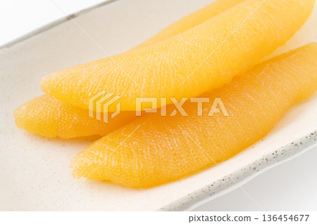 盤子裡醃製好的鯡魚籽的特寫鏡頭 盤子裡醃製好的鯡魚籽的特寫鏡頭 136454677