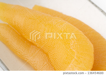 盤子裡醃製好的鯡魚籽的特寫鏡頭 盤子裡醃製好的鯡魚籽的特寫鏡頭 136454680