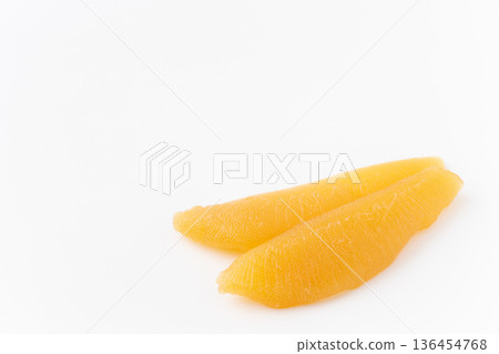 白色背景上的熟鯡魚卵 白色背景上的熟鯡魚卵 136454768