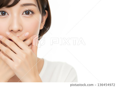 驚訝的年輕女子（白色背景） 136454972