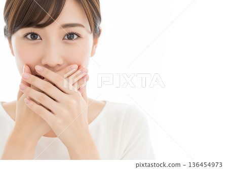 驚訝的年輕女子（白色背景） 136454973