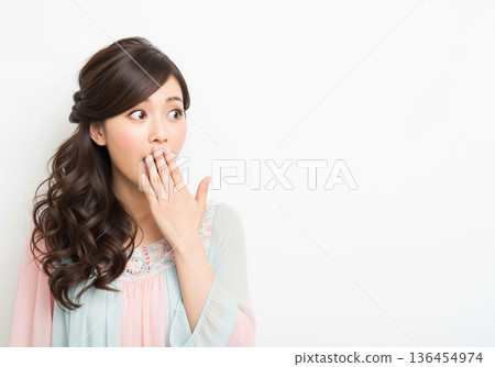 驚訝的年輕女子（白色背景） 136454974