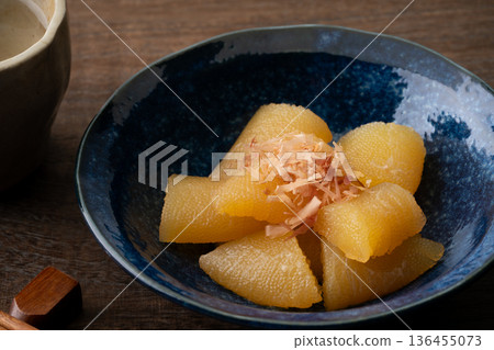 盛於小碗中的調味鯡魚籽 盛於小碗中的調味鯡魚籽 136455073