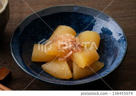 盛於小碗中的調味鯡魚籽 盛於小碗中的調味鯡魚籽 136455074