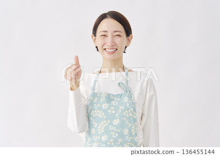 身穿圍裙的女子，好兆頭，白色背景 136455144