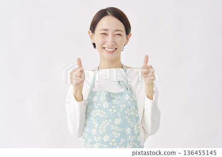 身穿圍裙的女子，好兆頭，白色背景 136455145