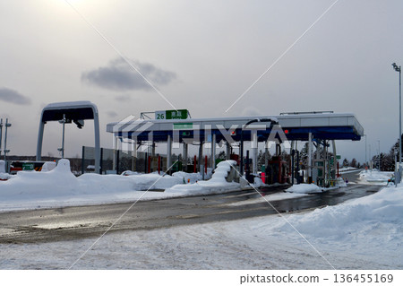 一月份，高速公路的惠庭收費站被積雪覆蓋。 136455169