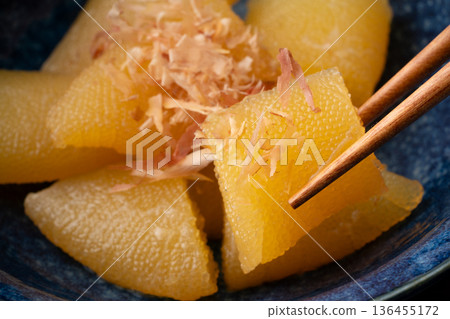 美味的調味鯡魚籽特寫 136455172