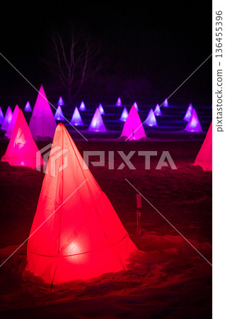 北海道乙付町冬季彩燈節的夜景 北海道乙付町冬季彩燈節的夜景 136455396