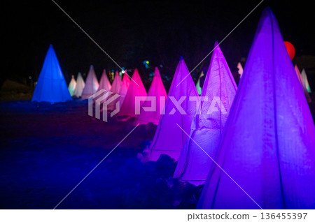 北海道乙付町冬季彩燈節的夜景 136455397