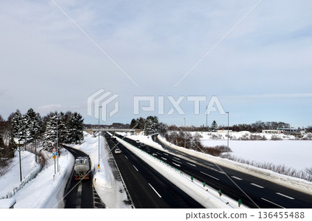 "Hokkaido in January" Snow-covered highway "Eniwa IC" "Hokkaido in January" Snow-covered highway "Eniwa IC" 136455488