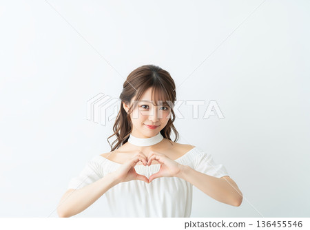 年輕女子用雙手比劃出心形（白色背景） 136455546