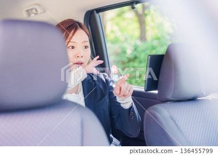 忙碌的母親帶著孩子搭乘計程車 136455799