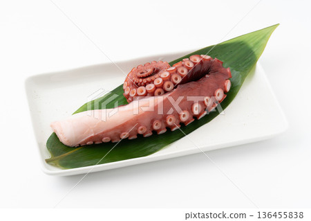 白色背景上的盤子裡盛著蒸章魚腿 136455838