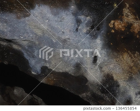 Mysterious substance that shines silver when light is shone on it in a cave (20260204104750) 136455854