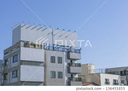 空白廣告看板 白色戶外廣告看板 空白廣告牌 136455855