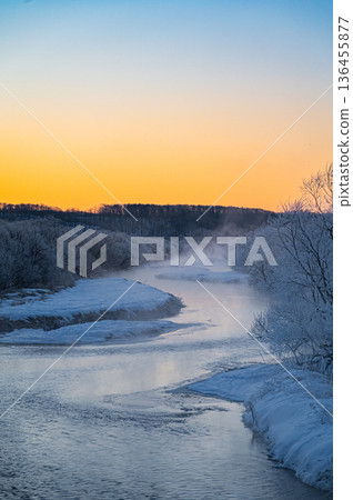 A fantastic view of Otowa Bridge and a wind storm in the early winter morning in Tsurui Village, Hokkaido 136455877