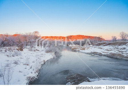 北海道鶴井村，冬日清晨，音羽橋景色壯麗，同時伴隨狂風。 136455890