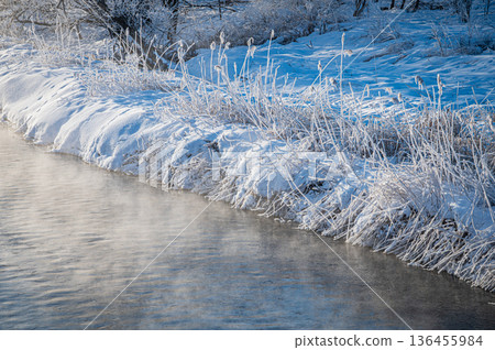 北海道鶴井村，冬日清晨，音羽橋景色壯麗，同時伴隨狂風。 136455984