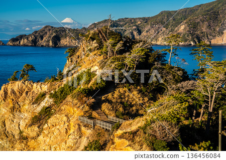 小金崎岬、宇摩岩日落和富士山 [靜岡縣賀茂郡西豆町] 136456084