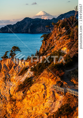 小金崎岬、宇摩岩日落和富士山 [靜岡縣賀茂郡西豆町] 136456087