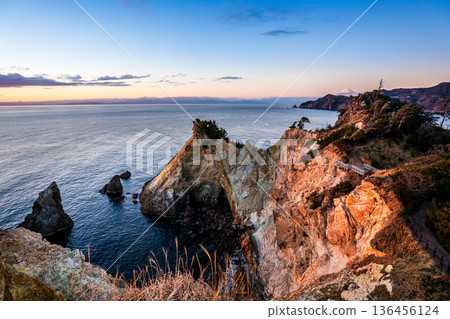 小金崎岬、宇摩岩日落和富士山 [靜岡縣賀茂郡西豆町] 136456124