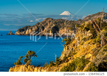 小金崎岬、宇摩岩日落和富士山 [靜岡縣賀茂郡西豆町] 136456125